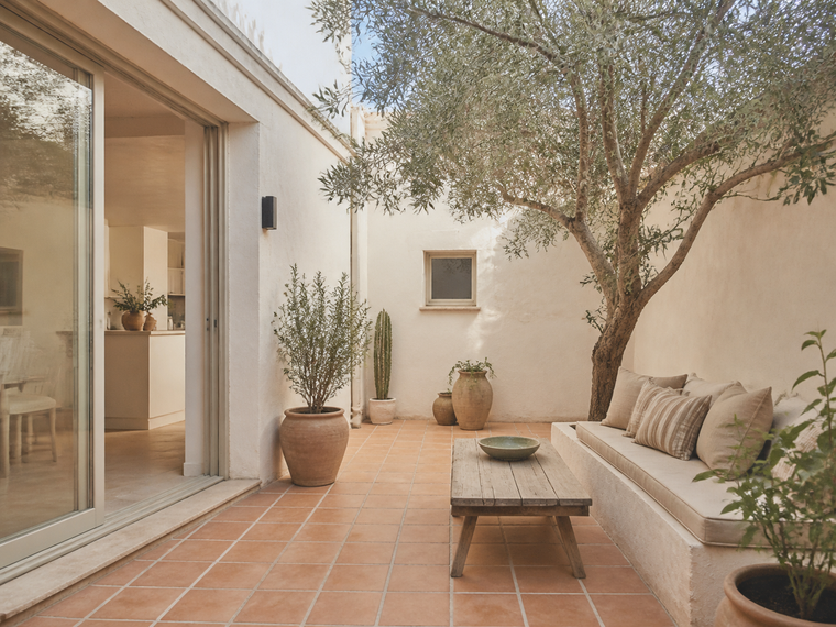 Vivienda reformada con patio sereno cerca del puerto de Cambrils