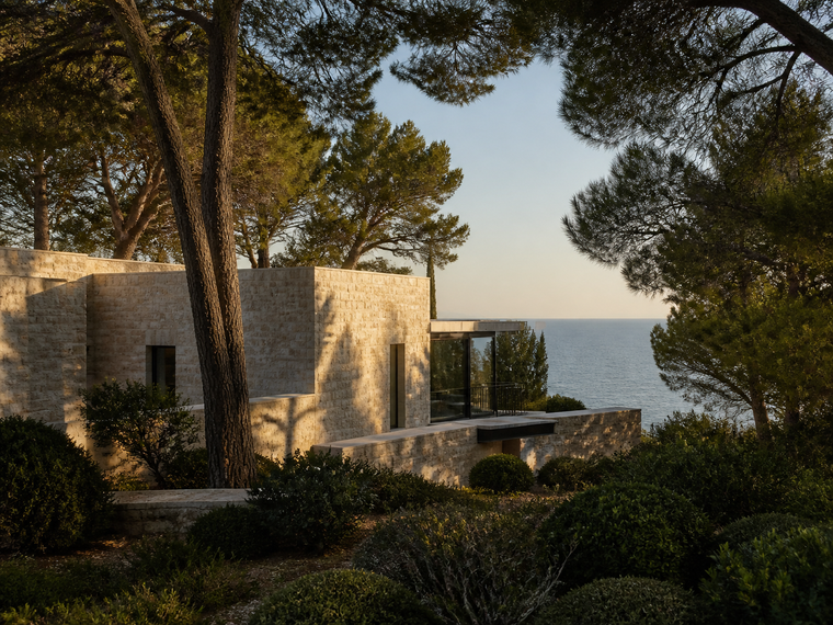Villa de piedra clara frente al mar rodeada de pinos en Cap Salou